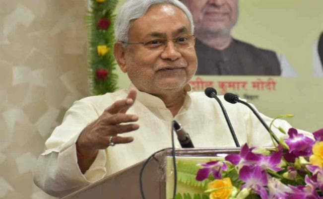 नीतीश कुमार ने किया गांधी मैदान में झंडोत्तोलन, बाेले - शराबबंदी बापू को सबसे बड़ी श्रद्धांजलि