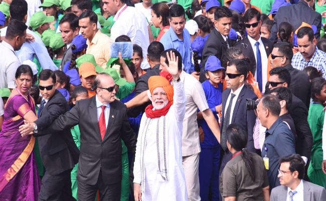 IN PICS: ....जब जश्न-ए-आजादी में झूम रहे बच्चों के बीच पहुंचे प्रधानमंत्री नरेंद्र मोदी