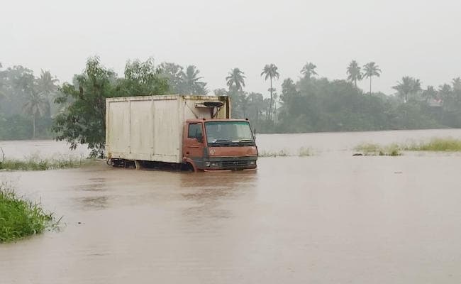 केरल को बारिश से राहत नहीं, कोच्चि एयरपोर्ट 18 अगस्त तक बंद, 12 जिलों में रेड अलर्ट
