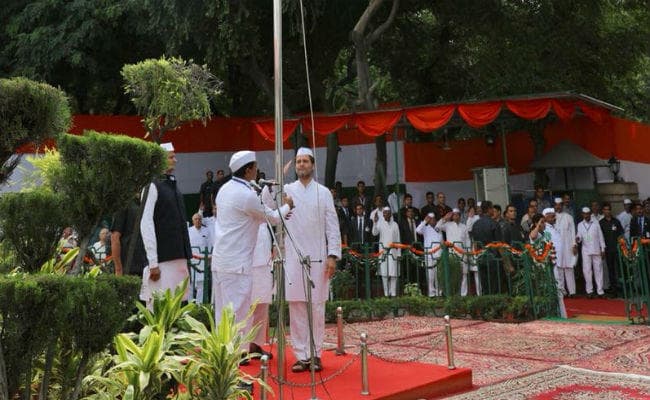 VIDEO : राहुल गांधी ने कांग्रेस मुख्यालय में किया ध्वजारोहण