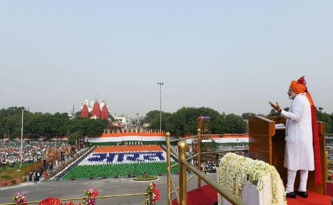 #IndependenceDay: भाषण के दौरान पीएम मोदी कई बार रूमाल से चेहरा पोछते आये नजर