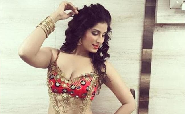 Video : श्रीदेवी, रेखा, रानी या मौनी रॉय से कम नहीं है भोजपुरी की इस ‘नागिन’ का जलवा