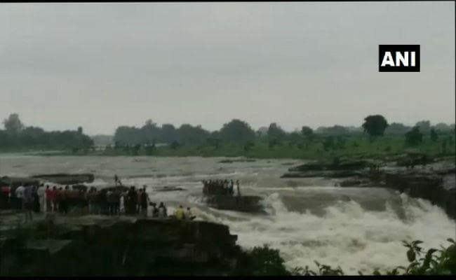 MP के शिवपुरी में पिकनिक मनाने गये झरने में अचानक बाढ़ आने से 12 लोग बहे, 30 फंसे