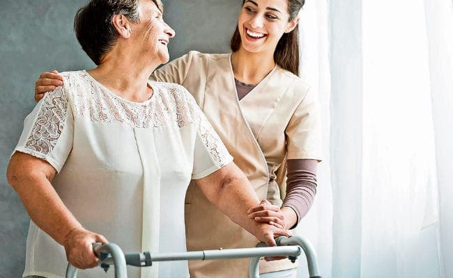 ऑस्टियोपोरोसिस है महिलाओं के लिए बड़ा खतरा, जानें लक्षण के बारे में