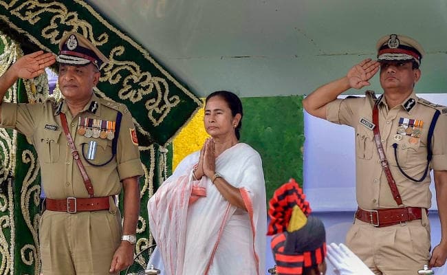 IN PICS : ममता ने फहराया तिरंगा, पुलिस ने गार्ड ऑफ ऑनर से सम्मानित किया
