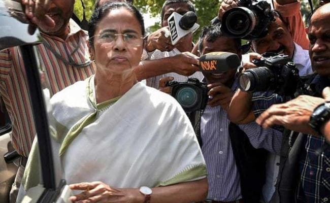 ममता बनर्जी मिलीं सोमनाथ चटर्जी के परिवार के सदस्यों से