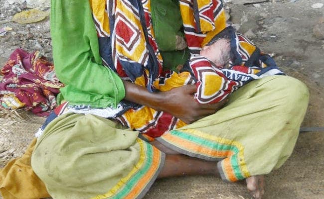 सीवान : प्रसूता को अस्पताल में प्रसव कराने से इनकार करते हुए भगाया, प्रसूता ने कूड़े के ढेर पर जना बच्चा, देखें वीडियो