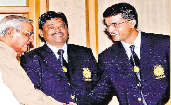 जब अटलजी का दिया बैट लेकर पाकिस्तान मैच खेलने गये थे सौरभ