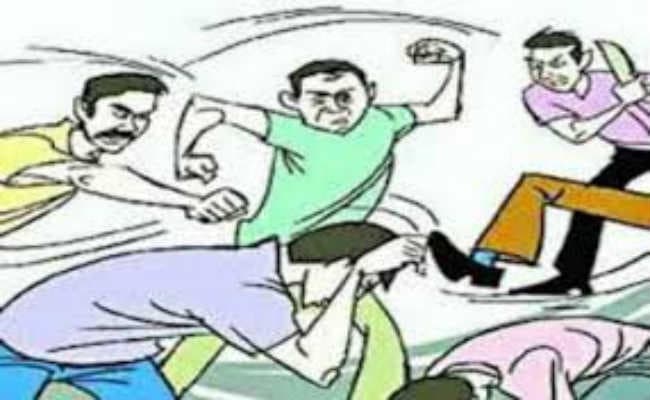 लॉ कॉलेज में छात्रों के दो ग्रुप में मारपीट पीड़ित छात्रों ने किया हंगामा, दिया धरना