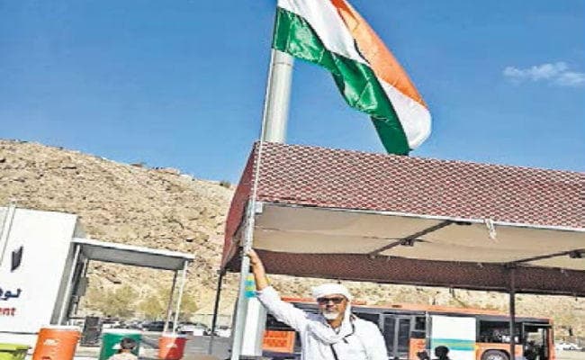 मक्का में फहराया भारतीय तिरंगा, देशभक्ति के नारे भी लगे