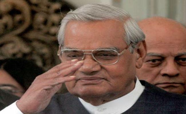 रेलवे के कर्मचारियों ने स्टेशन मास्टर यूनियन के पूर्व अध्यक्ष और पूर्व पीएम वाजपेयी को दी श्रद्धांजलि