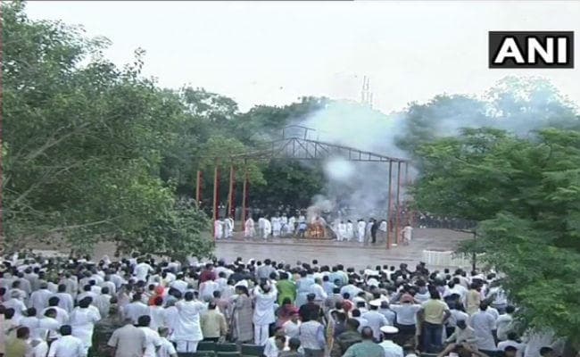 पंचतत्‍व में विलीन हुए भारतीय राजनीति के कालजयी स्‍तंभ ‘अटल'', कई दिग्‍गजों ने दी श्रद्धांजलि