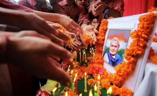 VIDEO: वाजपेयी के निधन पर शोक प्रस्ताव का विरोध किया, तो AIMIM नेता को शिवसेना-BJP वालों ने जमकर पीटा