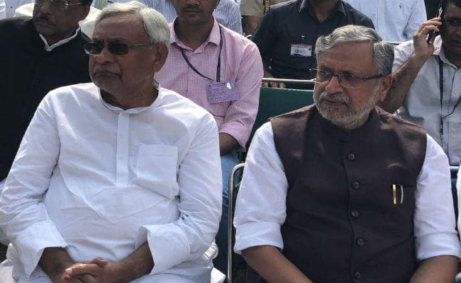 CM नीतीश और सुशील मोदी ने नम आंखों से दी वाजपेयी को अंतिम विदाई