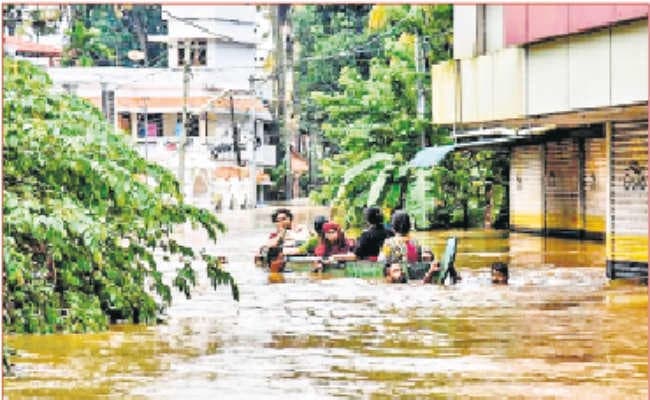 केरल में बाढ़ से तबाही, जानमाल का भारी नुकसान, अब तक 324 की मौत