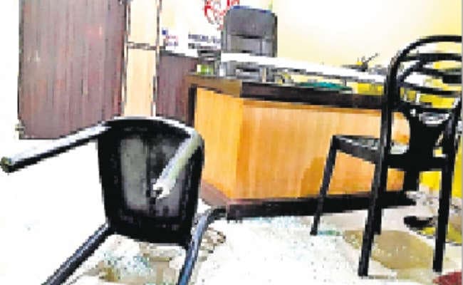 दुकानदार की पिटाई, तोड़फोड़ के बाद फायरिंग से व्यवसायियों में दहशत