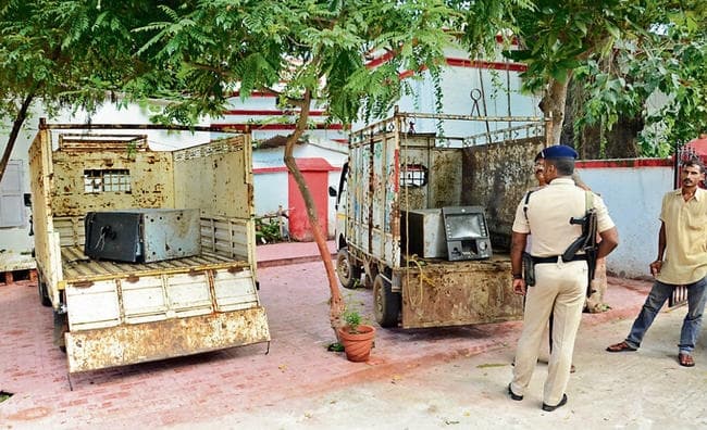 यू-ट्यूब से सीखा एक मिनट में एटीएम काटना, सरगना समेत 12 गिरफ्तार, चार एटीएम भी मिली