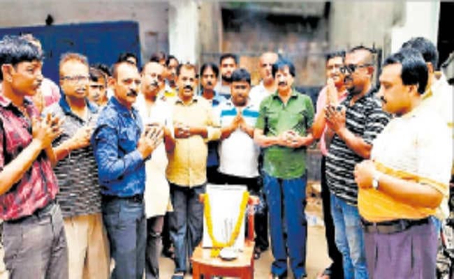 पूर्व प्रधानमंत्री के निधन पर दो घंटे बंद रखे प्रतिष्ठान, जलाये दीपक, किया माल्यार्पण