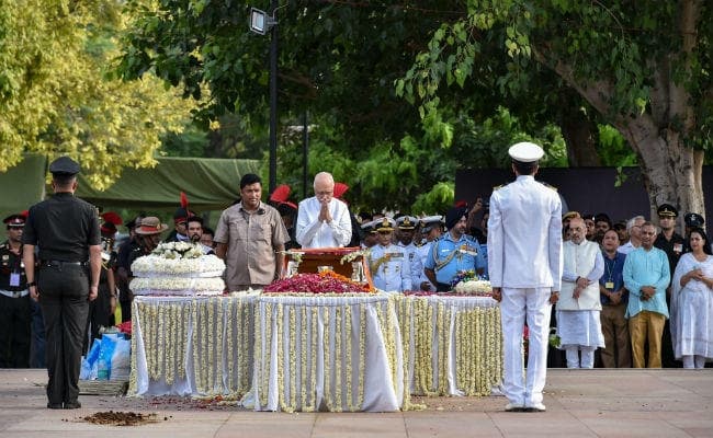 #AtaljiAmarRahen: क्या पक्ष,क्या विपक्ष,सब थे गमगीन: कांपते हाथों से आडवाणी ने अर्पित किये श्रद्धा सुमन