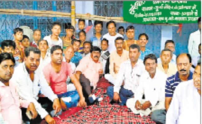 एचटी तार जोड़ने पहुंचे अधिकारियों को ग्रामीणों ने घेरा, बैरंग लौटे