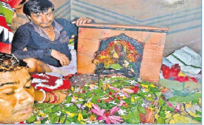 मंदिर में देर रात 11 बजे से पूजा हुई प्रारंभ, कई जगहों पर प्रतिमा स्थापित