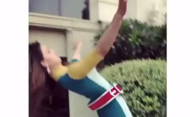 VIDEO: कैमरे के सामने पोज दे रही थीं ये अभिनेत्री, तभी बिगड़ा संतुलन और फिर...