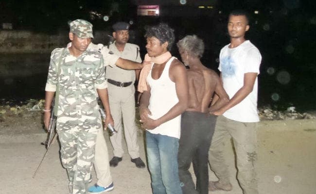 शराब की सूचना पर छापेमारी करने गयी पुलिस पर हमला कर तोड़फोड़ की, शराब पीकर झूम रहे थे लोग