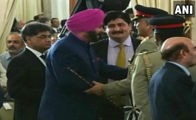 VIDEO: पाकिस्तान आर्मी चीफ बाजवा से गले मिले सिद्धू, कांग्रेस नाराज, भड़की भाजपा