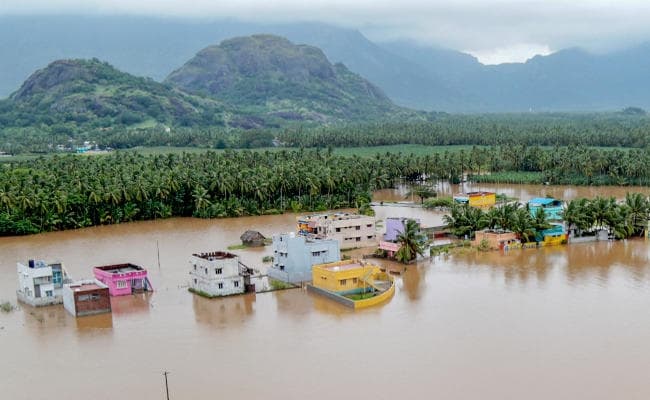 IN PICS : केरल में जल प्रलय, ऑक्सीजन, पेट्रोल-डीजल, खाद्य पदार्थों व पेयजल का संकट