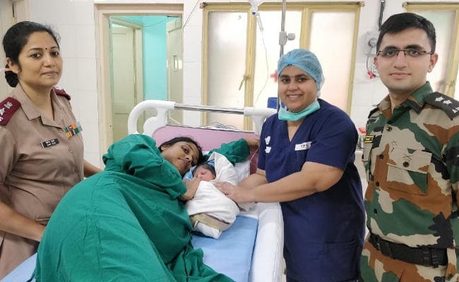 #Kerala : मौत की बाढ़ के बीच मुस्कुरायी जिंदगी, गर्भवती महिला को नेवी ने किया एयरलिफ्ट, VIDEO