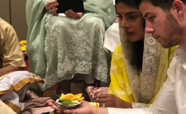 प्रियंका चोपड़ा ने थामा निक जोनास का हाथ, ''रोका सेरेमनी'' की पहली तसवीर