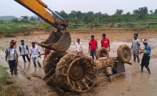 Jharkhand : खेत जोत रहा ट्रैक्टर पलटा, नीचे दबे ड्राइवर को जेसीबी से निकाला गया