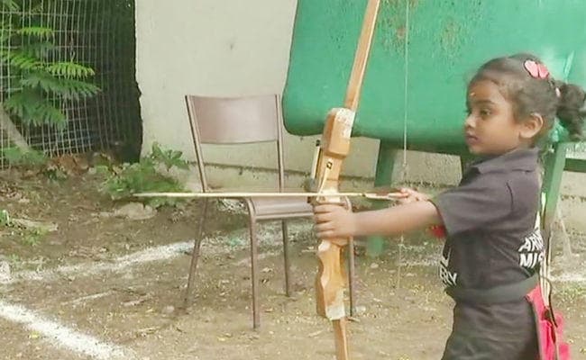 3 साल की बच्‍ची ने 3:30 घंटे में 1,111 तीर चलाकर बनाया वर्ल्‍ड रिकॉर्ड