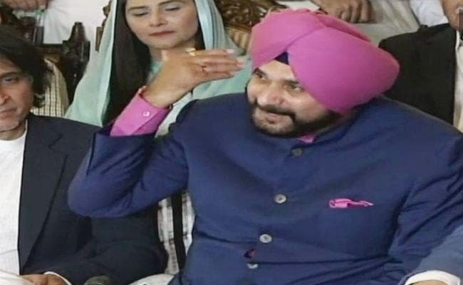 पाकिस्‍तान के आर्मी चीफ से सिद्धू के गले मिलने पर मचा ''गदर'', ऐसे दी सफाई