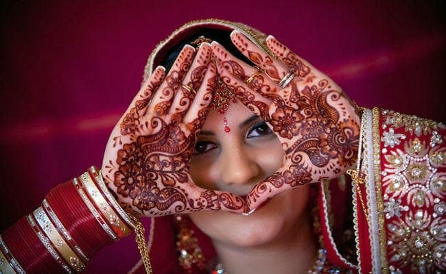 तमिलनाडु की ''सोहिनी'' : बाढ़ से जूझते हुए नदी पार कर शादी करने पहुंची रसाथी