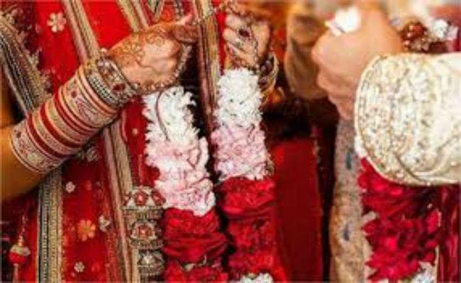 शादी के लिए बाढ़ से लड़ती हुई मंडप तक पहुंची दुल्हन
