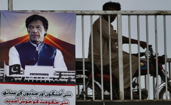 पाकिस्तान : 22 साल के संघर्ष के बाद 22वें प्रधानमंत्री बने इमरान खान को कैसा मुल्क मिला है?