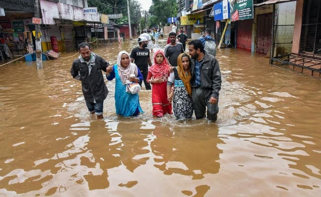 बाढ़ से जूझ रहे केरल में NDRF ने छेड़ा अब तक का सबसे बड़ा राहत अभियान, 58 टीमें तैनात