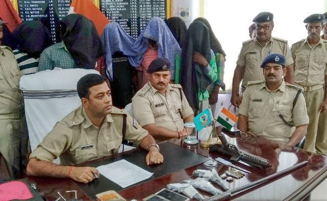 दुमका : माइक्रोफिनांस कर्मियों से लूटपाट करने वाले गिरोह का पर्दाफाश, हथियार के साथ 8 अपराधी गिरफ्तार