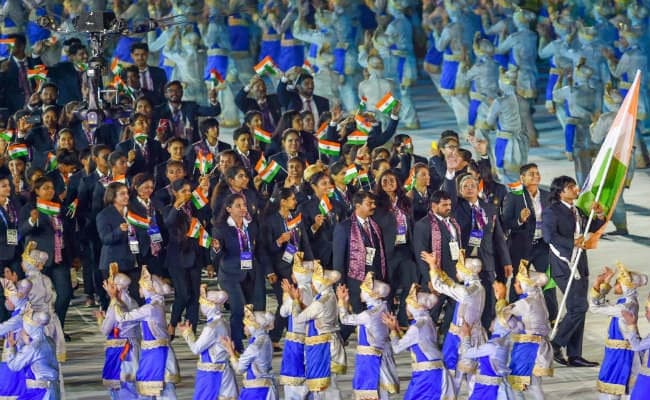 एशियन गेम्स 2018 का रंगारंग आगाज : सेरेमनी में ब्लेजर-ट्राउजर में नजर आयीं भारतीय महिला खिलाड़ी