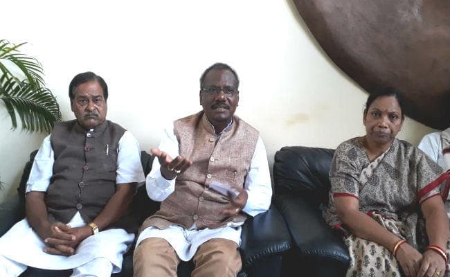 राज्य सरकार आदिवासियों की जमीन हड़पकर पूंजीपतियों को देना चाहती है : प्रदीप बलमुचू