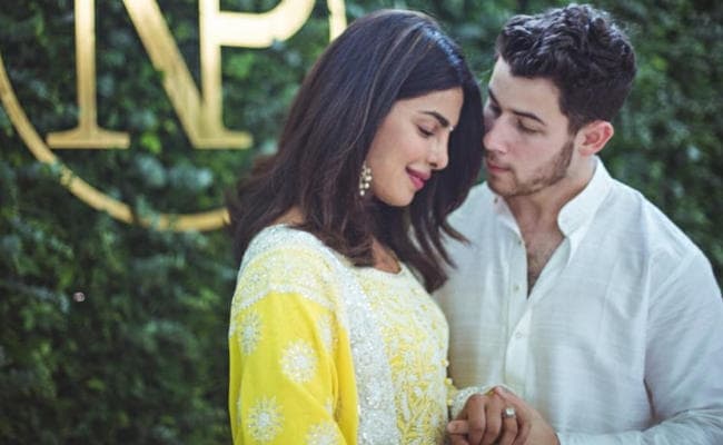 प्रियंका ने पहली बार सार्वजनिक रूप से किया निक का आलिंगन, कही यह बात