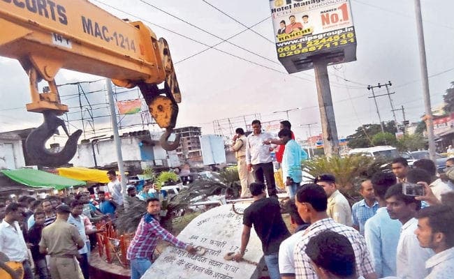 रांची : स्मृति चिह्न तोड़े जाने पर आक्रोश व्यक्त किया