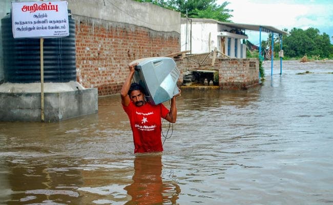 रेड अलर्ट वापस, केरल में उतर रहा बाढ़ का पानी, पेट्रोल के लिए मारामारी