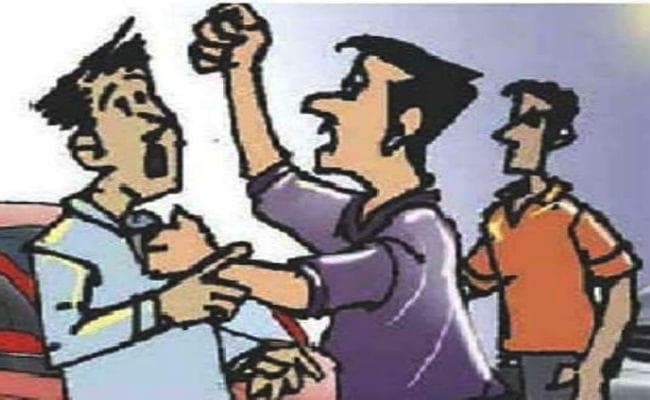 बिहार : दो पक्षों के मामले को सुलझाने गयी पुलिस पर हमला, पुलिसकर्मी घायल