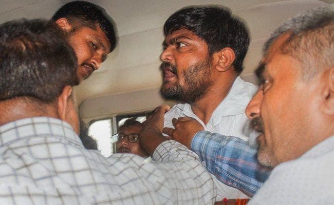 अहमदाबाद में अनशन के लिए जा रहे हार्दिक और उनके समर्थक हिरासत में लिये गये