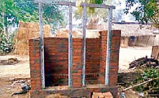 मांझा : शादी के बाद मायके में पत्नी, कहा, बिना शौचालय बने मैं ससुराल नहीं जाऊंगी