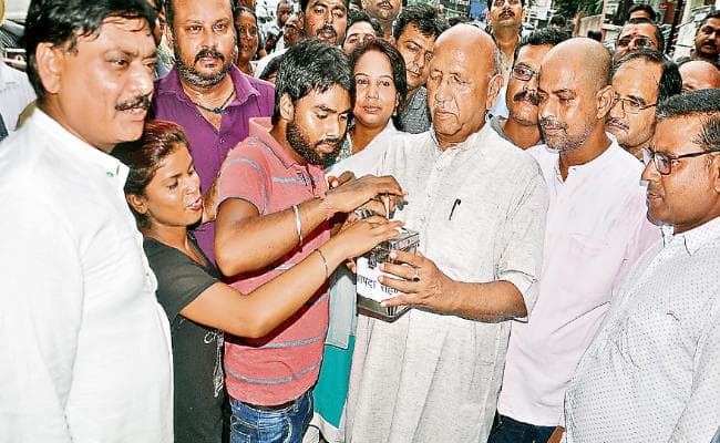 जमशेदपुर : बाढ़ पीड़ितों के लिए मंत्री सरयू राय ने किया भिक्षाटन