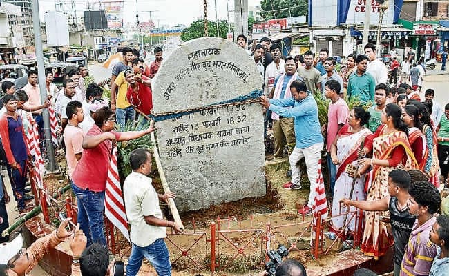रांची : अरगोड़ा चौक पर अमर शहीद वीर बुधु भगत के नाम पर पत्थलगड़ी पुनर्स्थापित