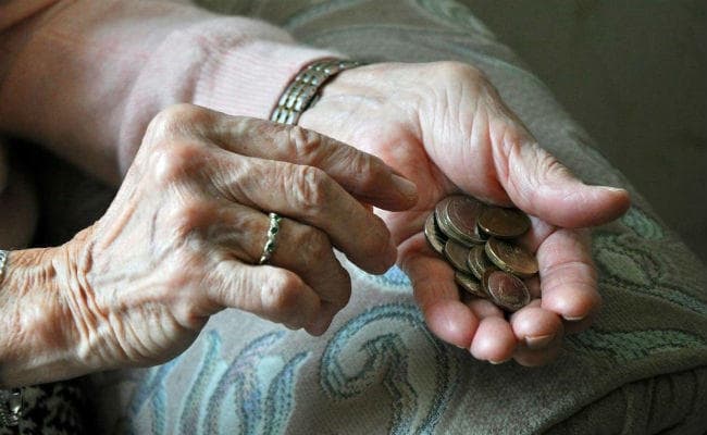 70 पार उम्र के बाद भी बूढ़ी आंखों को पेंशन का इंतजार